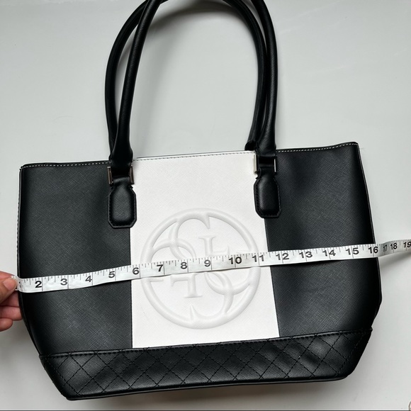 Guess purse - Picture 2 of 9